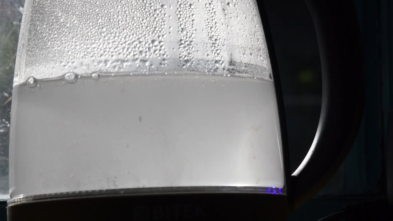 透明水壶里的水在沸腾视频素材