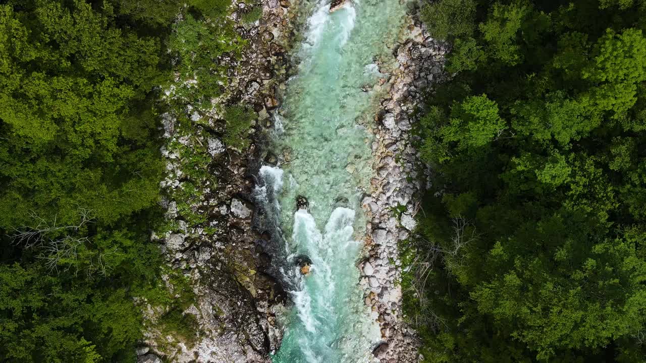 斯洛文尼亚的索卡高山河流。实时鸟瞰无人机自顶向下视频素材