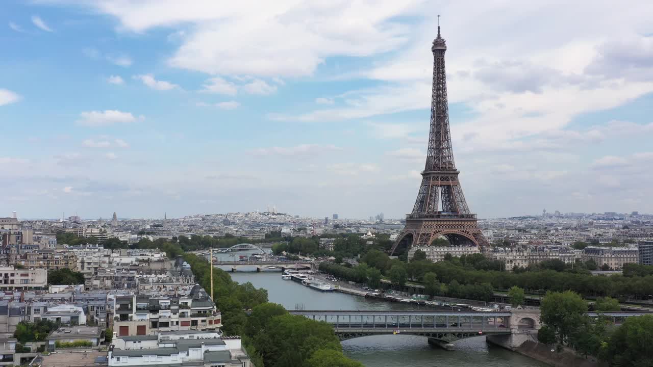 法国，巴黎的城市景观与埃菲尔铁塔，birhakeim桥和塞纳河，无人机鸟瞰图视频下载