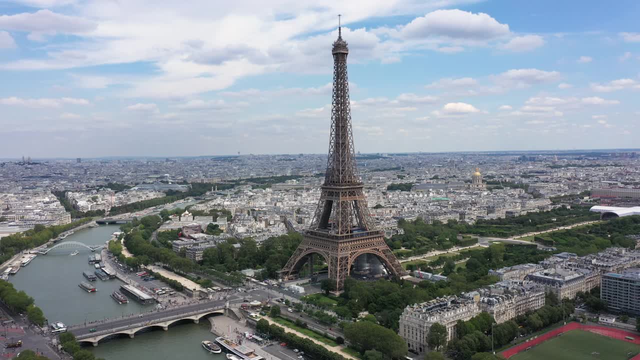 法国，巴黎的城市景观与埃菲尔铁塔，birhakeim桥和塞纳河，无人机鸟瞰图视频下载