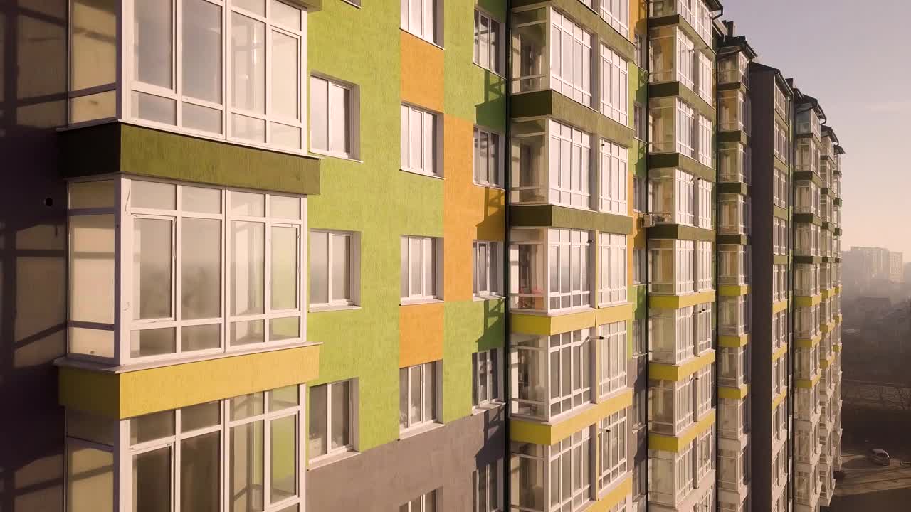 空中拍摄的一幢有许多窗户和阳台的高层住宅楼。视频素材