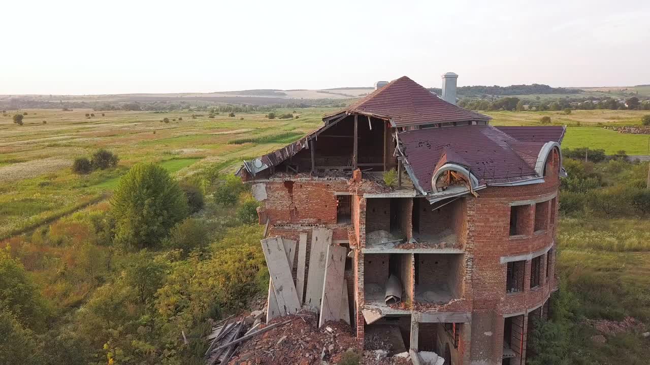 鸟瞰图的旧建筑物废墟后的地震。倒塌的砖房视频素材