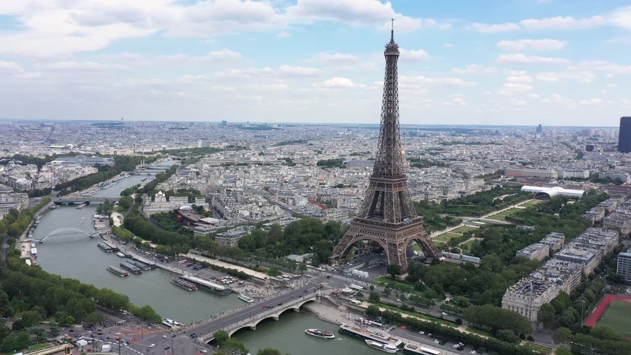 法国，巴黎的城市景观与埃菲尔铁塔，birhakeim桥和塞纳河，无人机鸟瞰图视频素材