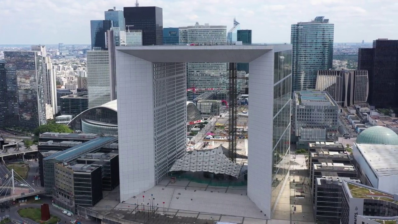 法国，Paris La Défense，无人机鸟瞰图视频下载