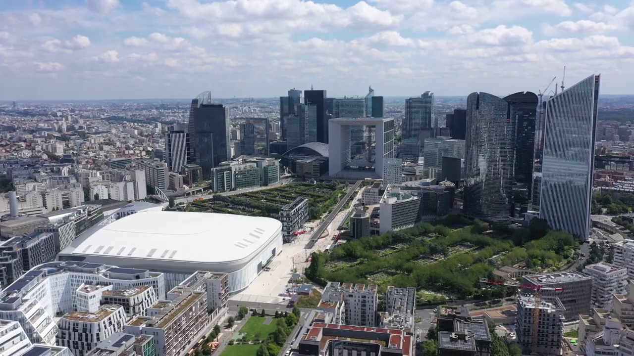 法国，巴黎La Défense竞技场，无人机鸟瞰图视频素材