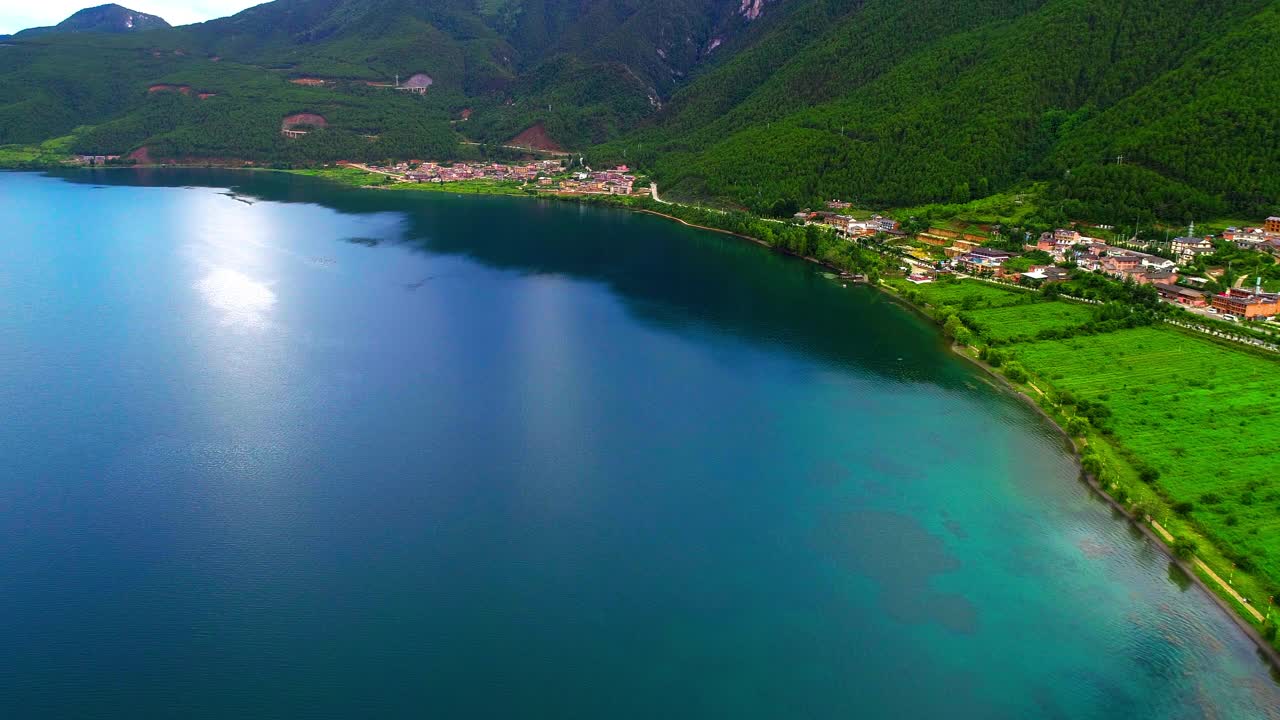 鸟瞰泸沽湖上美丽的村庄视频购买