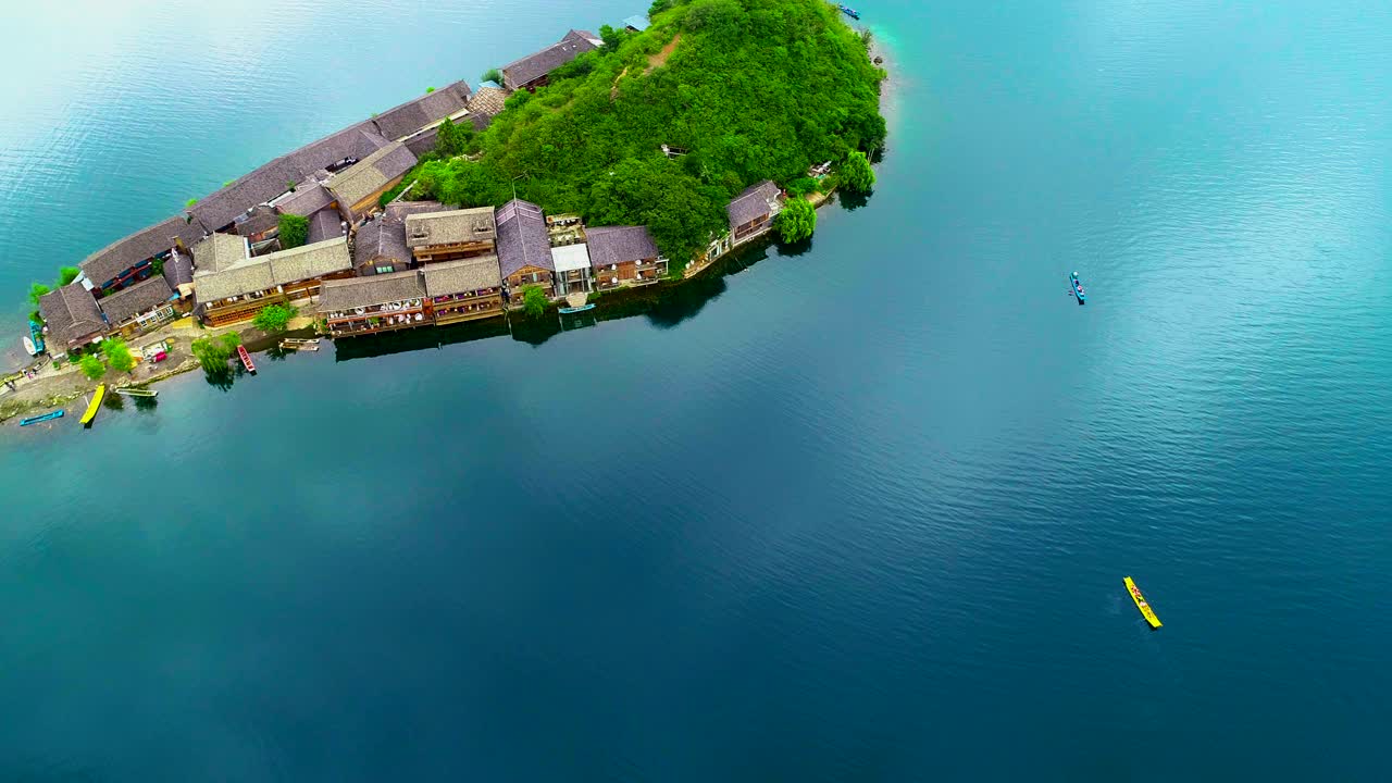 鸟瞰图，泸沽湖上美丽的村庄，中国云南视频素材