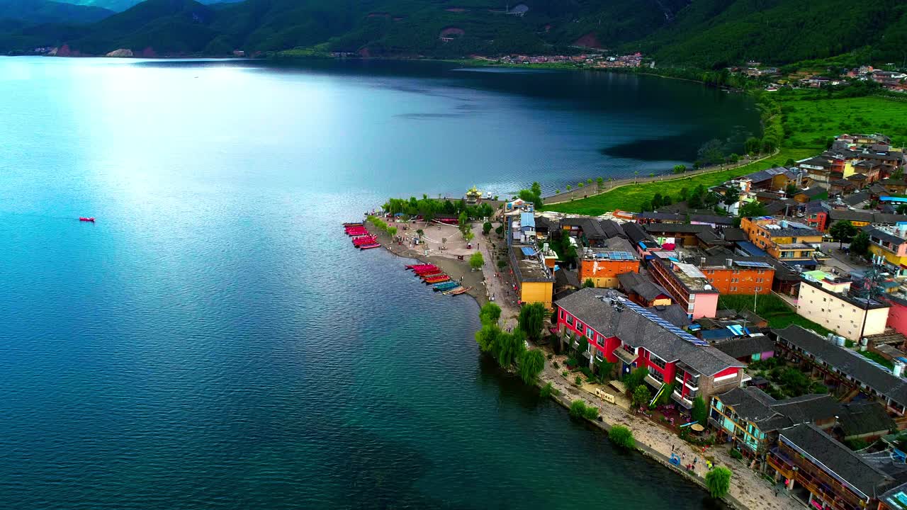 鸟瞰泸沽湖上美丽的村庄视频下载