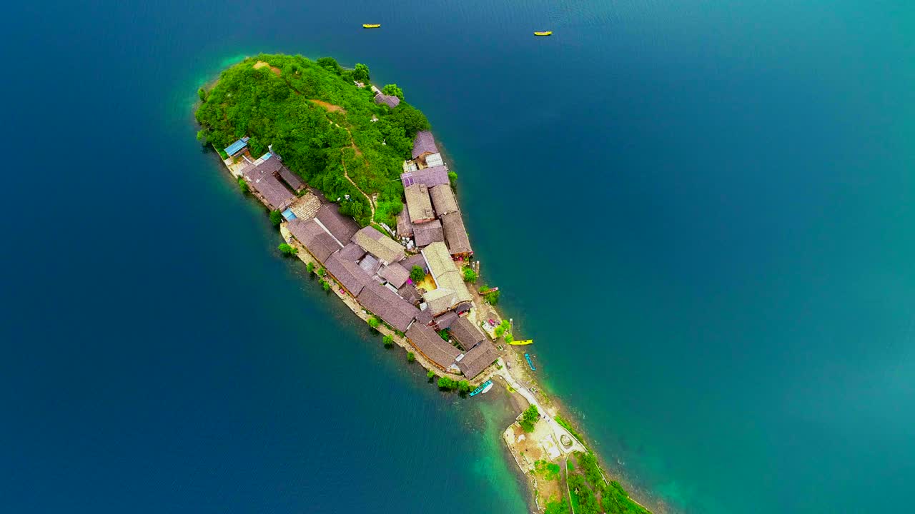 鸟瞰图，泸沽湖上美丽的村庄，中国云南视频素材