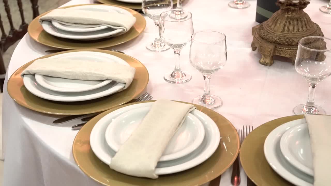 有盘子、刀叉和玻璃杯的餐桌视频素材
