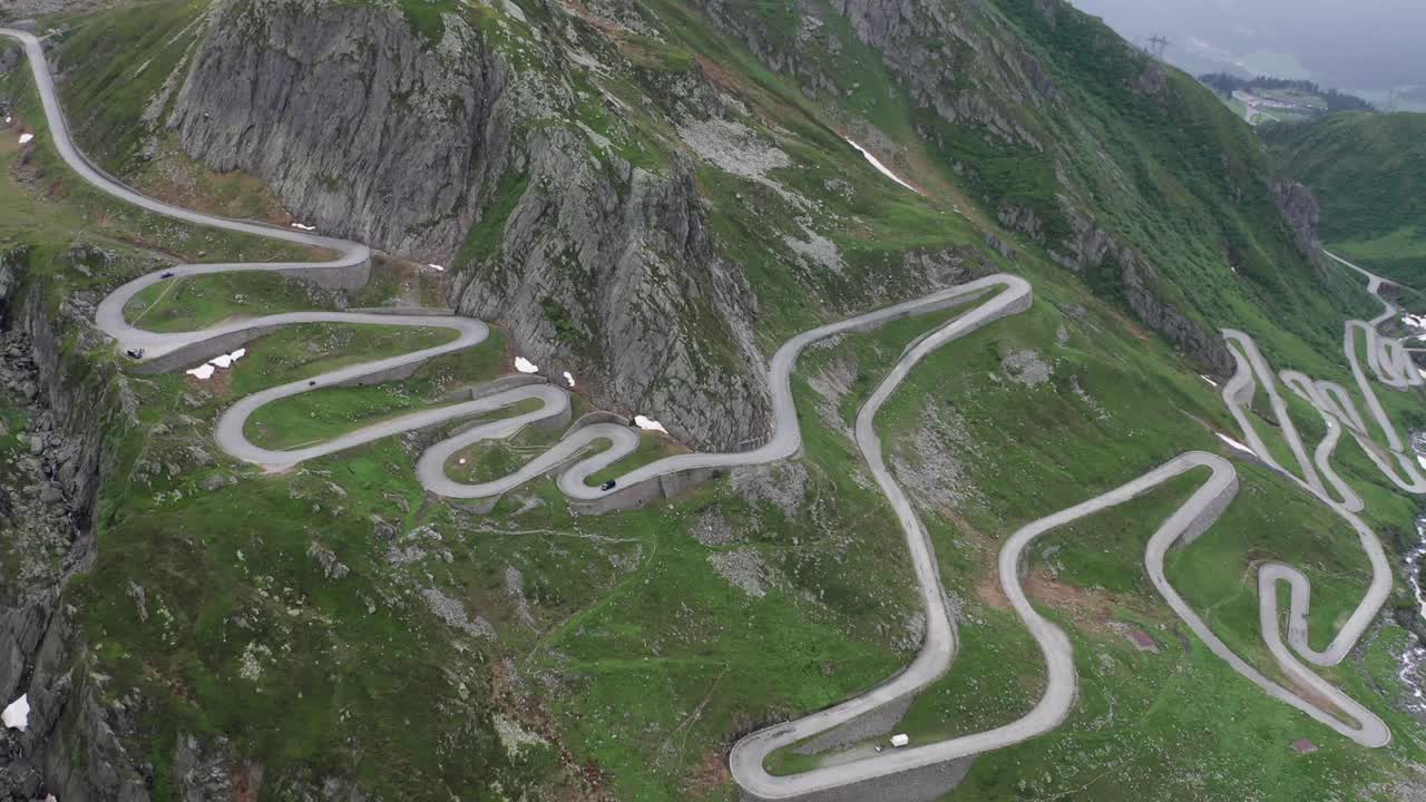 从空中俯瞰瑞士阿尔卑斯山的高山公路视频素材