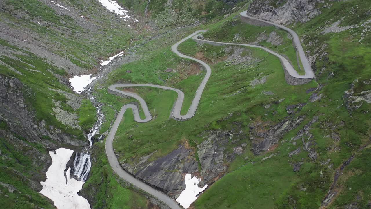 从空中俯瞰瑞士阿尔卑斯山的高山公路视频素材