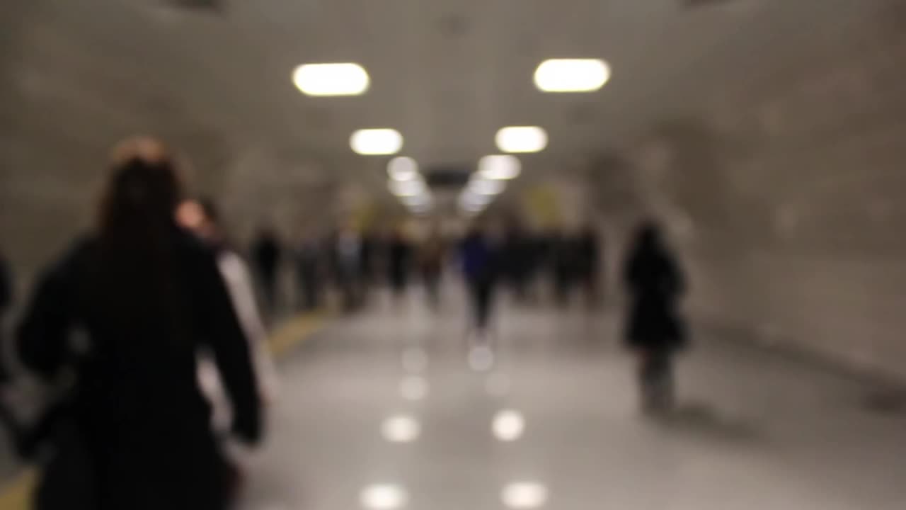 一群人沿着地铁走下去视频下载