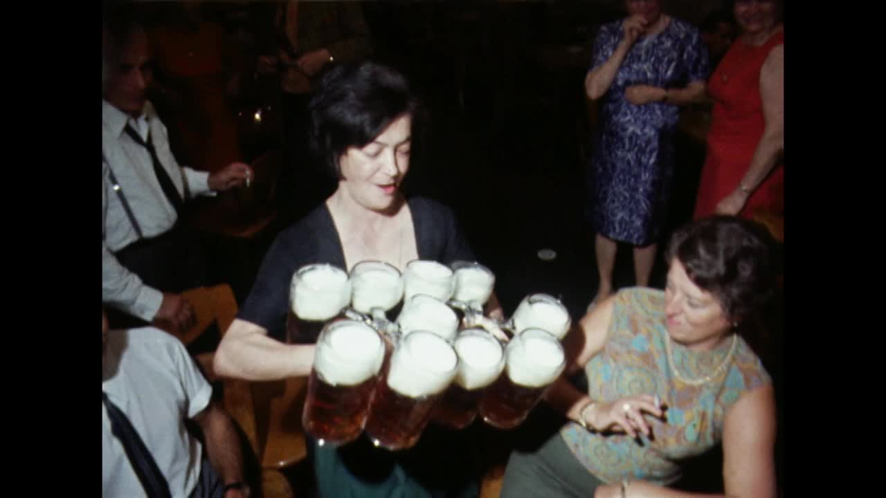 啤酒节期间，酒吧女服务员供应12瓶啤酒;1969视频下载