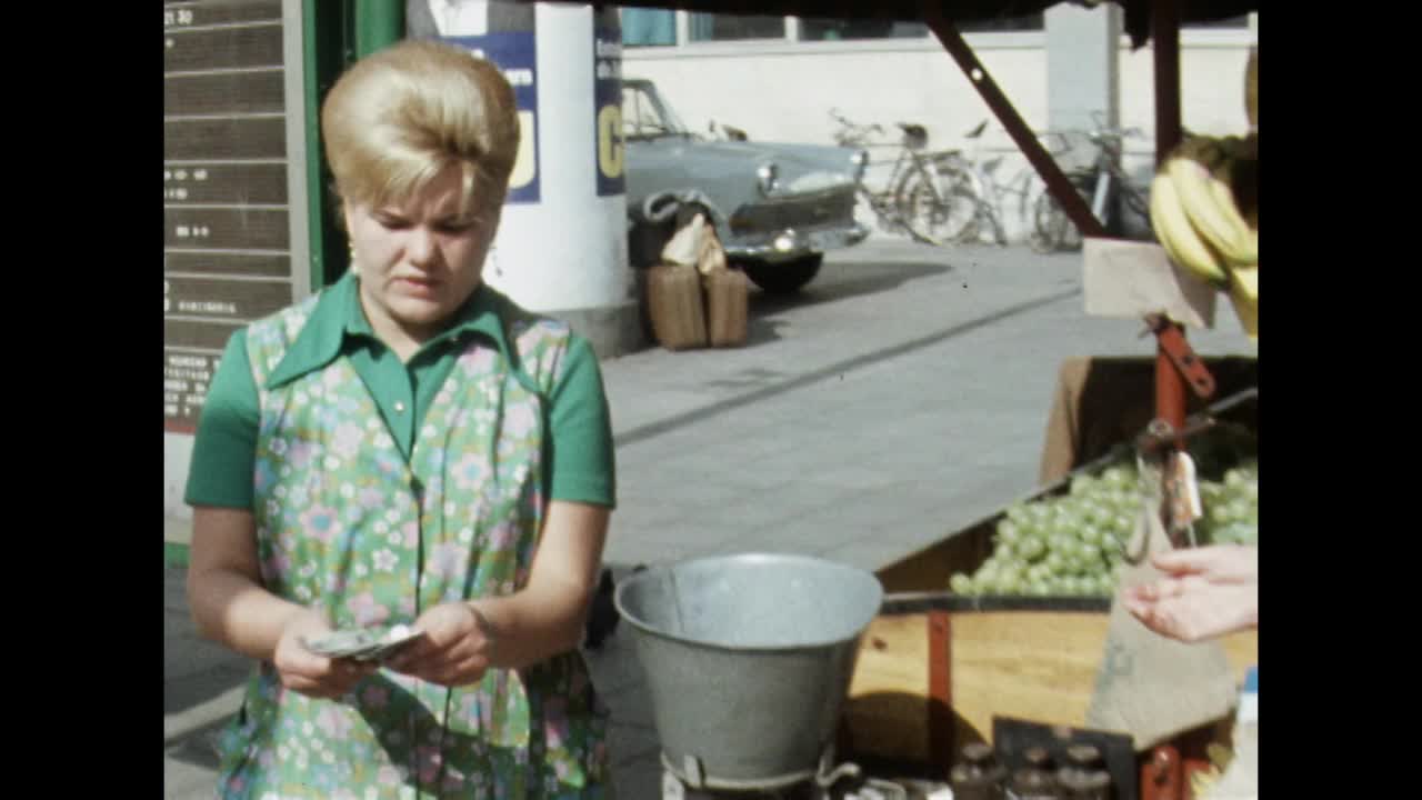 在慕尼黑食品市场购物的妇女;1969视频下载