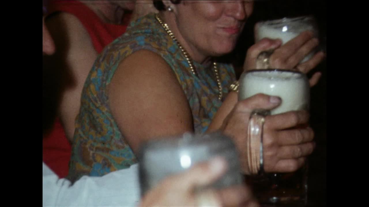 慕尼黑啤酒节期间，人们一边喝啤酒一边唱歌;1969视频素材