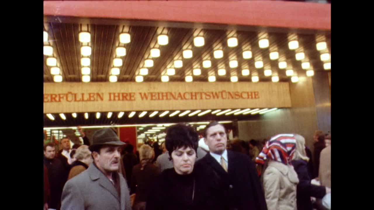 圣诞节购物者离开慕尼黑一家百货公司;1969视频素材