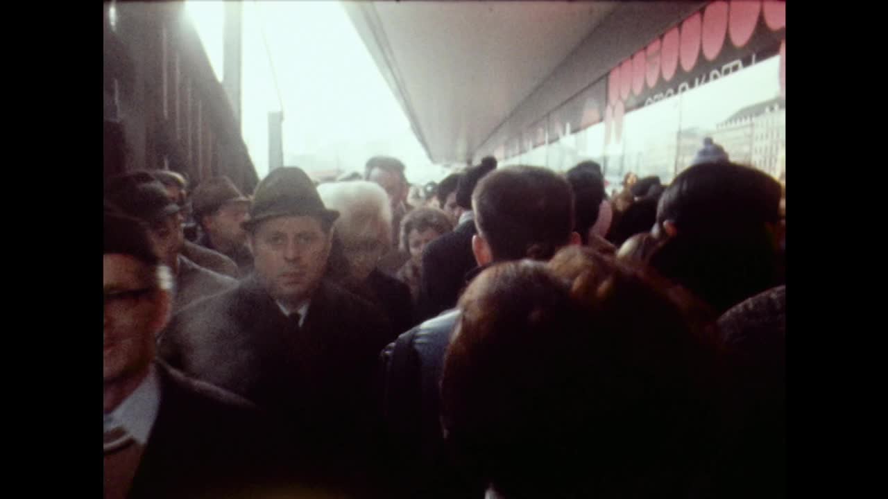 圣诞节期间熙熙攘攘的街道购物;1969视频素材