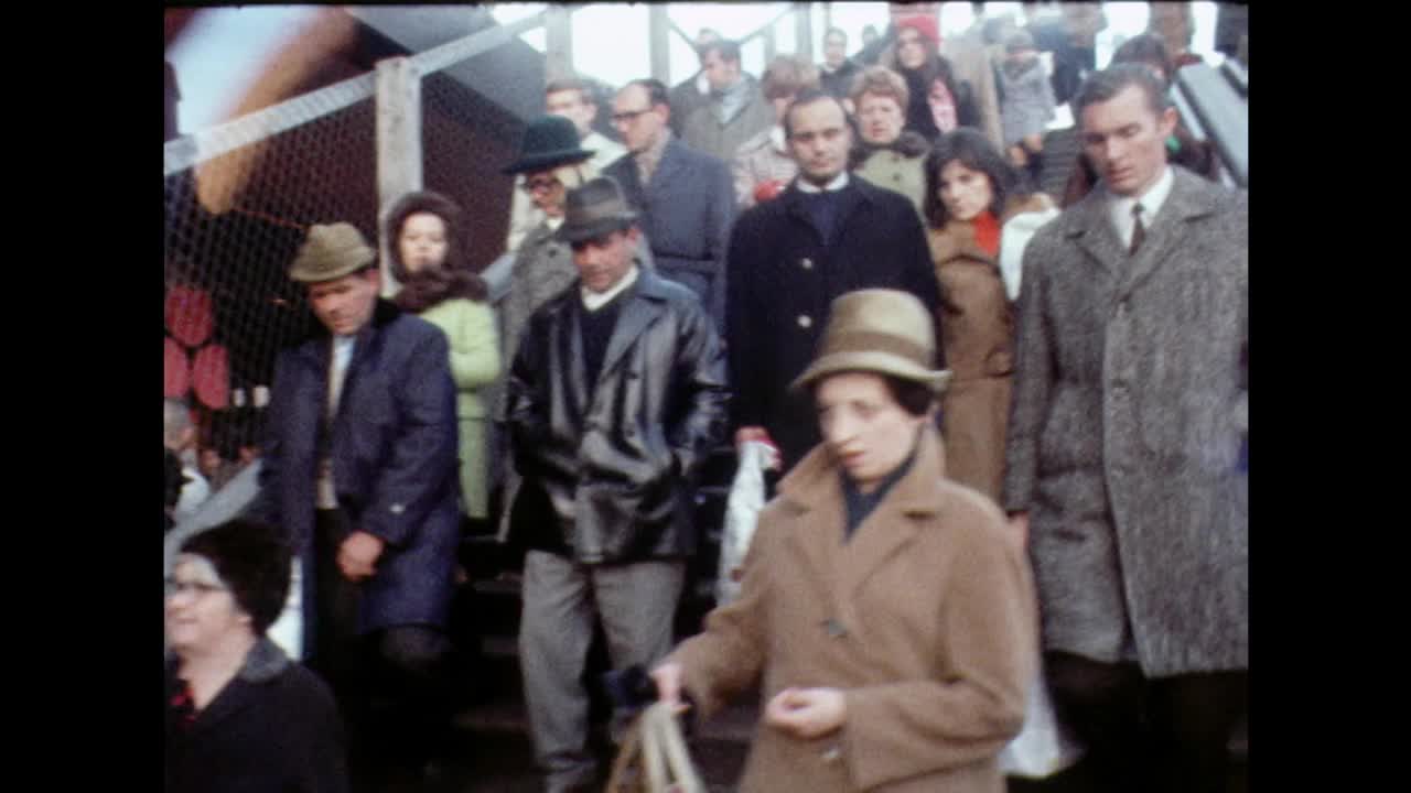 慕尼黑繁忙的街道挤满了为圣诞节购物的人;1969视频素材