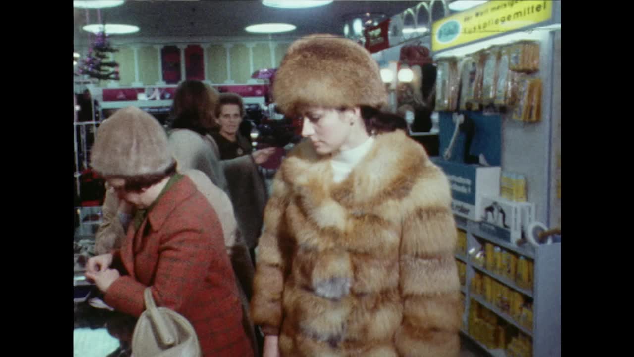 女人在皮大衣店买珠宝在百货公司;1969视频素材