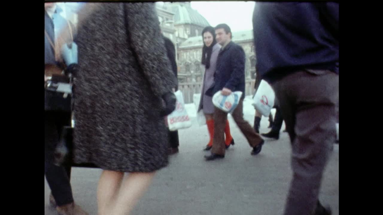 慕尼黑繁忙的街道挤满了为圣诞节购物的人;1969视频素材