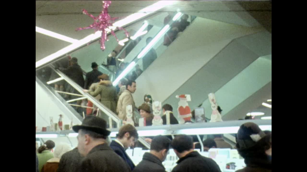 圣诞节购物者在百货公司使用自动扶梯;1969视频素材