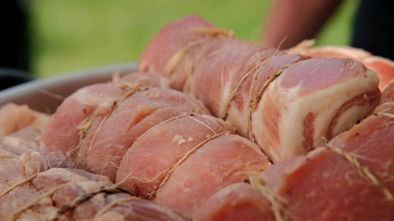 新鲜的生肉在腌料中进一步烹调视频下载