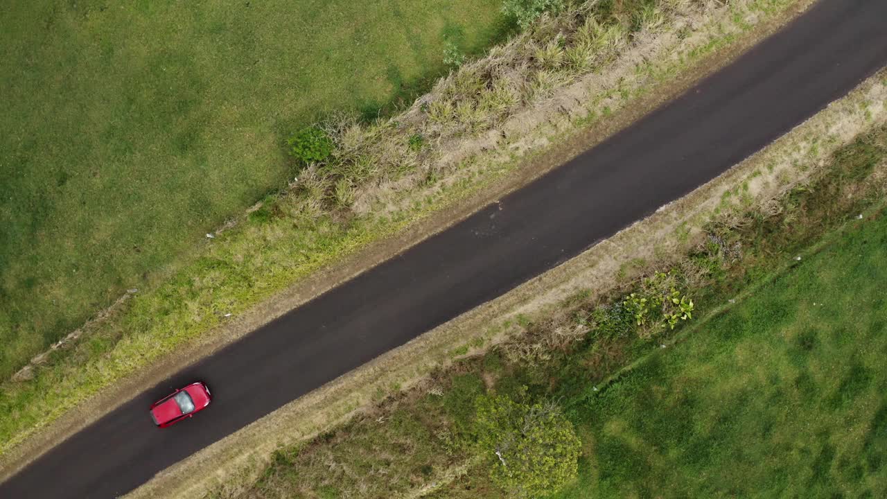 鸟瞰图的汽车驾驶通过米拉米拉凯恩斯昆士兰州-无人机4K剪辑视频素材
