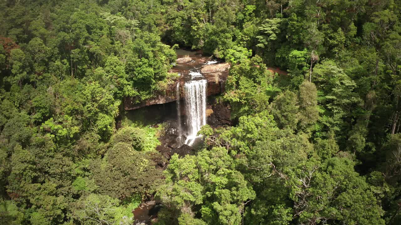 鸟瞰Zillie瀑布，凯恩斯昆士兰-无人机4K剪辑视频素材