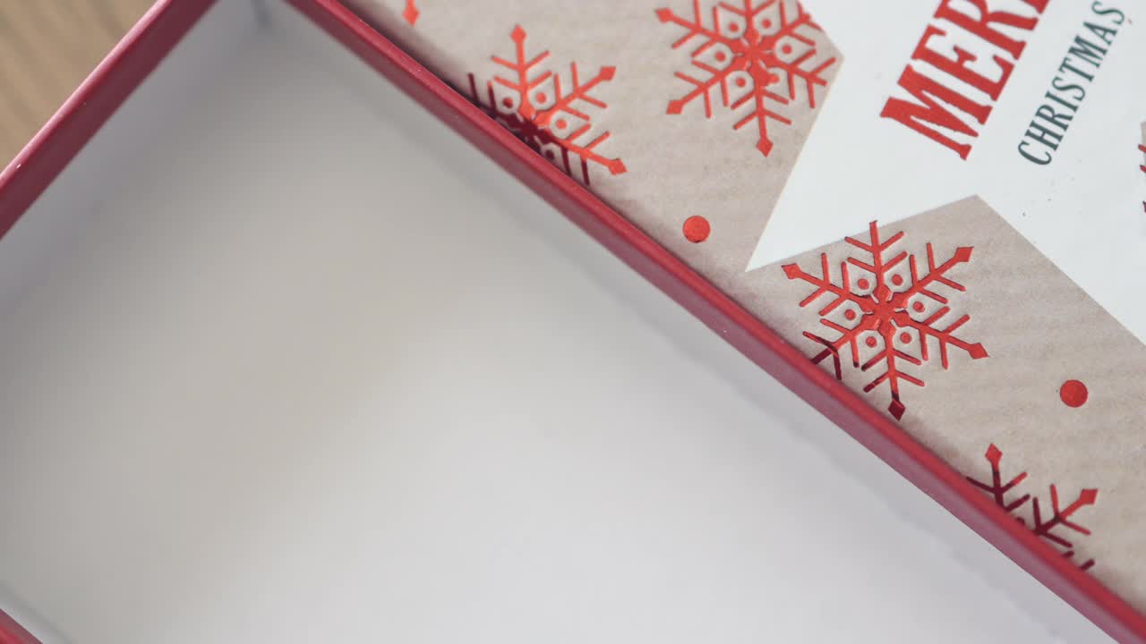 圣诞节礼盒在背景和手数钱美元在前景视频素材