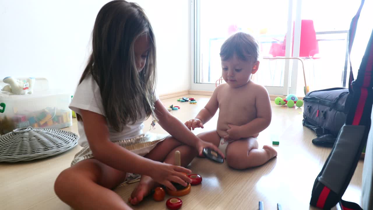 宝宝和妹妹在家里玩玩具视频素材