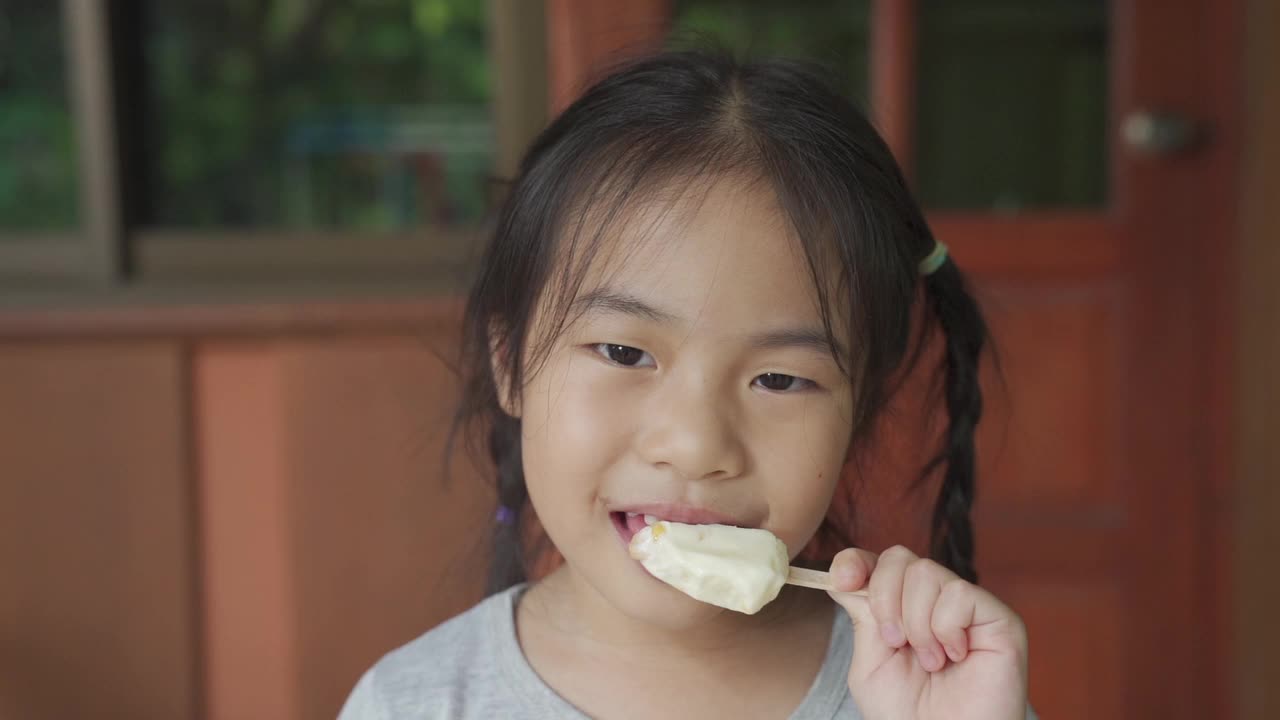 小女孩在吃冰淇淋视频素材