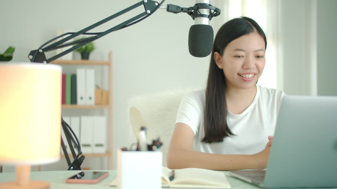 亚洲女学生或女商人远程工作和播客从家里与电脑笔记本电脑。保持社交距离的概念在covid-19.4k疫情下独自在家工作视频素材
