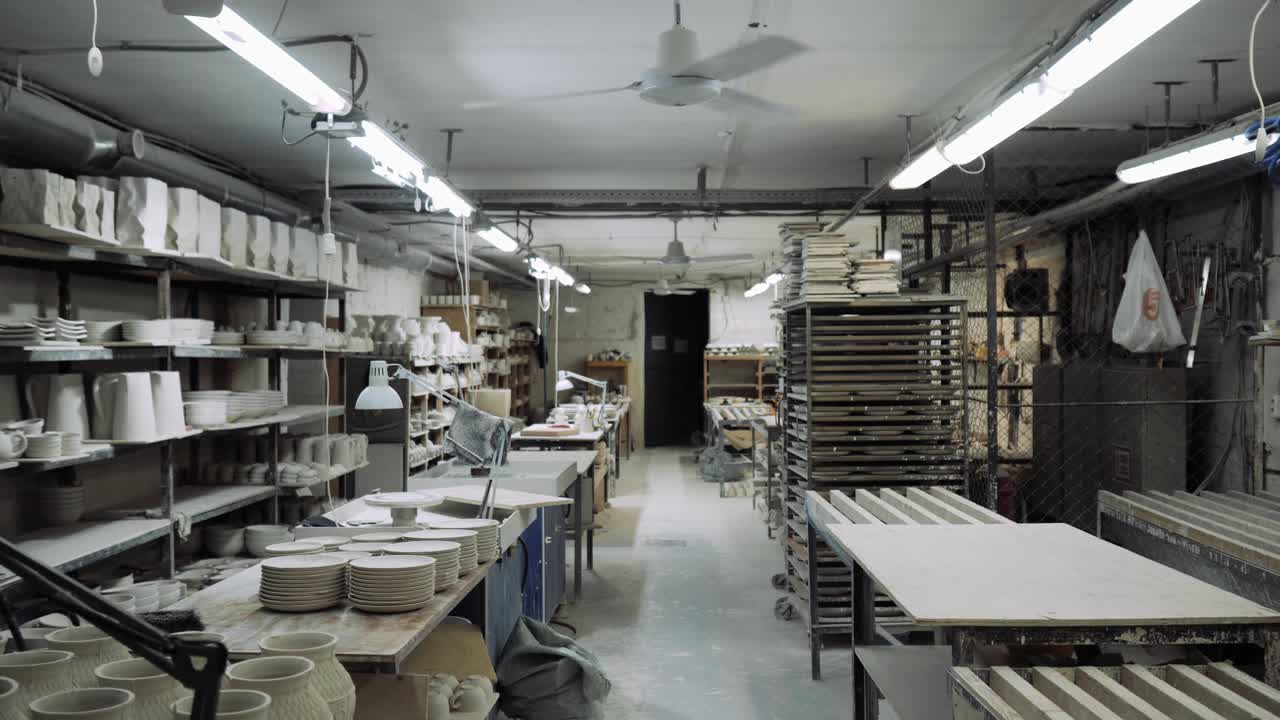 在一个空房间里生产陶瓷餐具视频素材