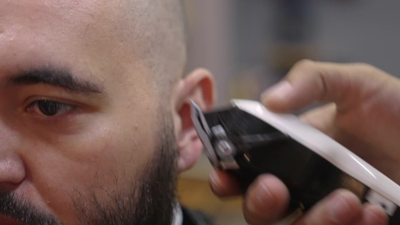 理发师正在修剪顾客的胡子视频下载