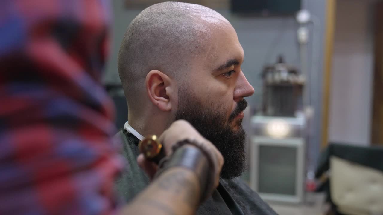 理发师正在修剪顾客的胡子视频素材