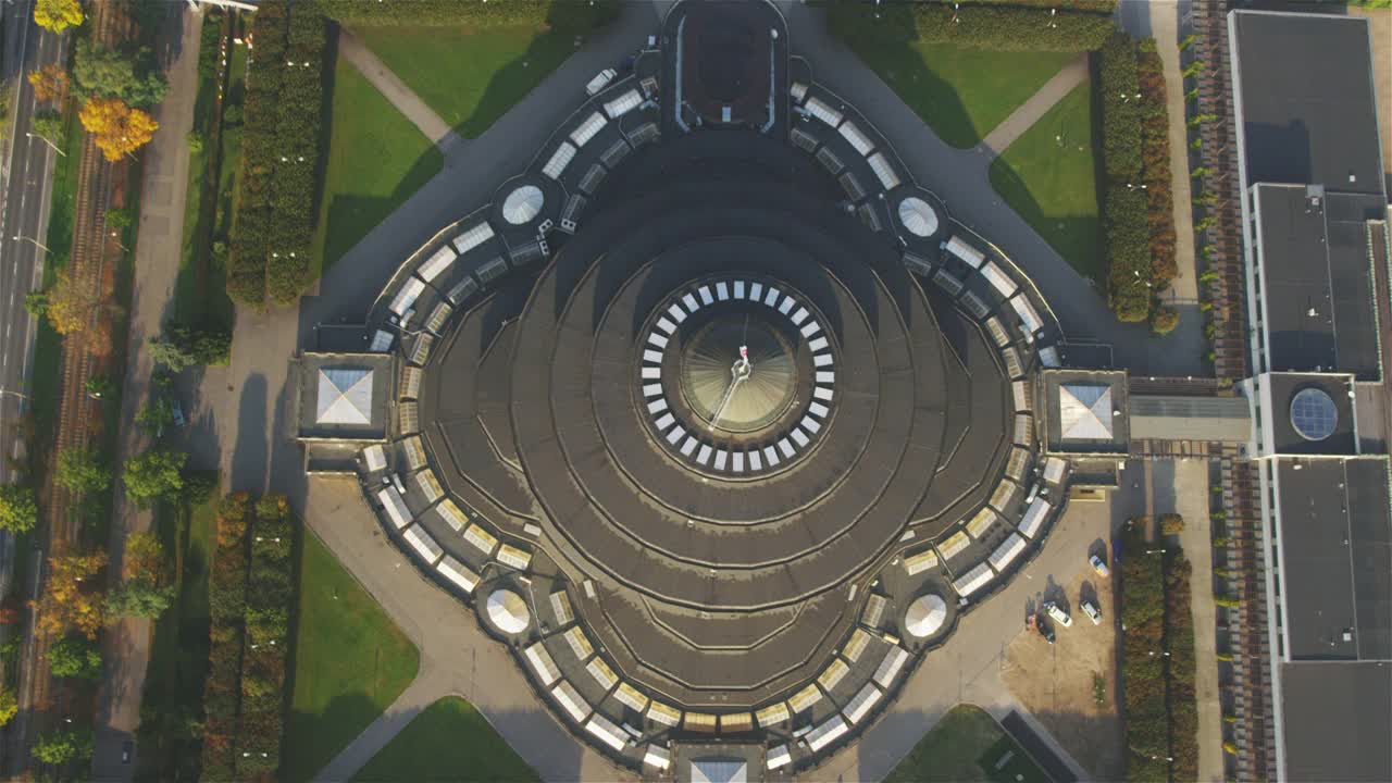 弗罗茨瓦夫的百年纪念堂。无人机视角视频下载