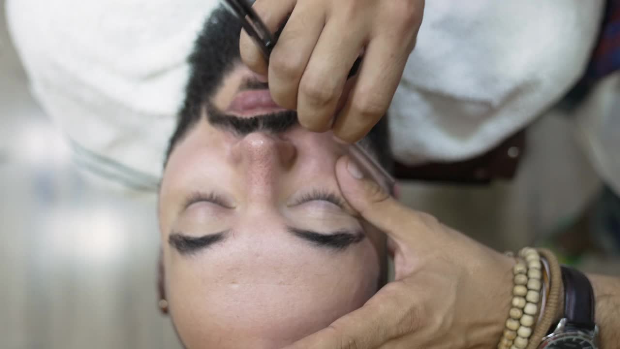 理发师给男人刮胡子视频下载