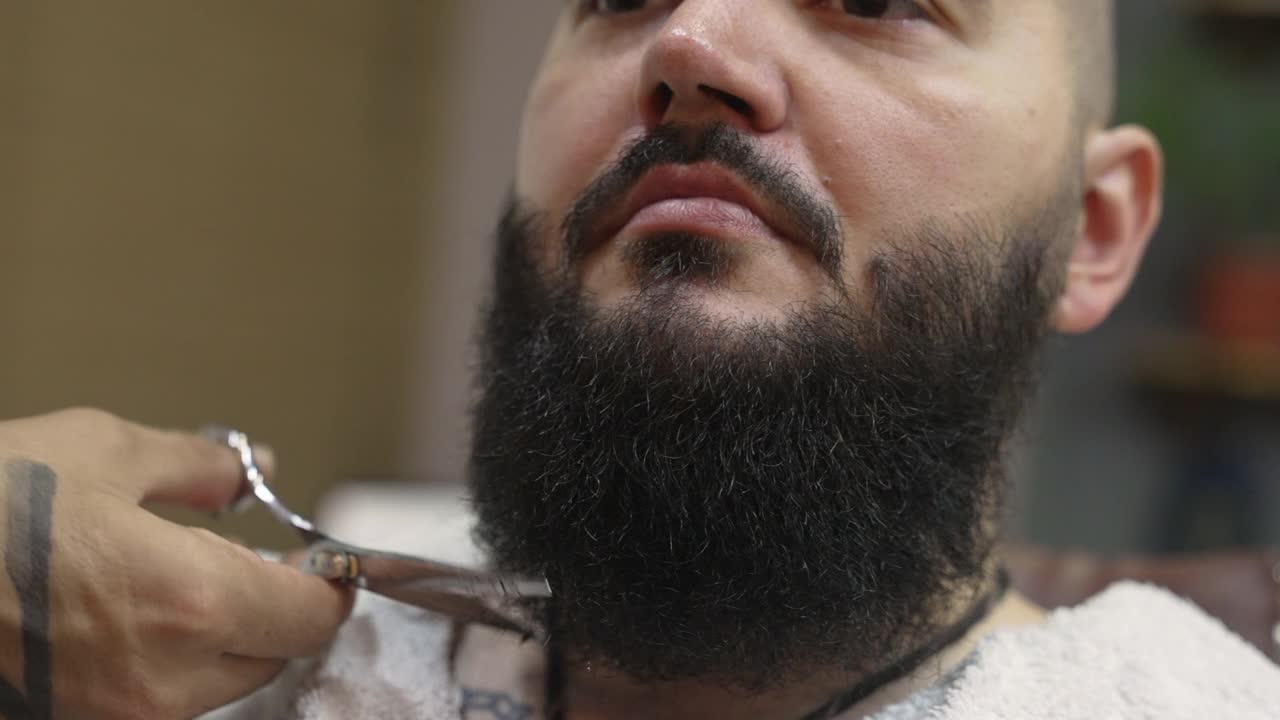 理发师正在给顾客剪胡子视频素材