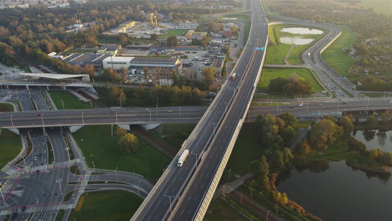 弗罗茨瓦夫市鸟瞰图。从上面看到的大交叉路口视频下载
