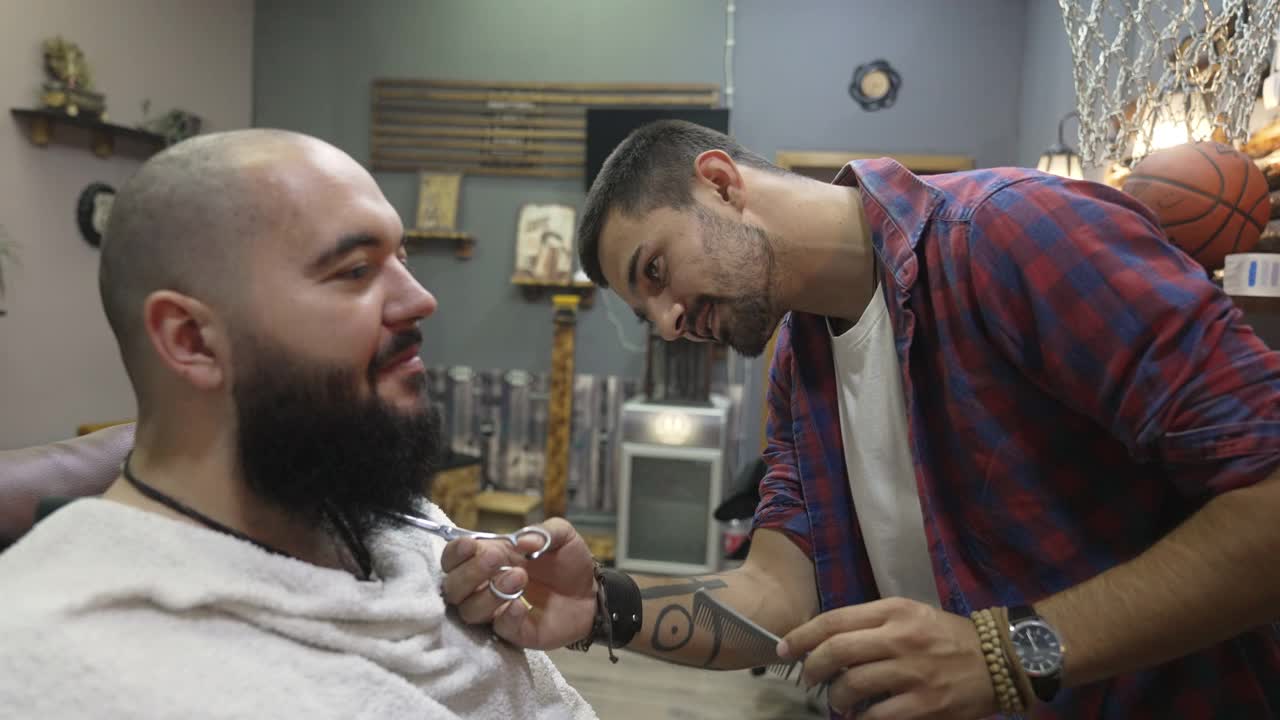理发师正在给顾客剪胡子视频素材