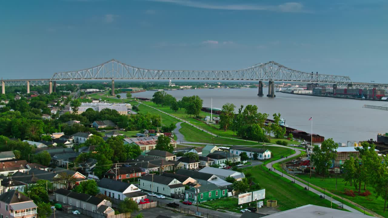 在新奥尔良的阿尔及尔点和新月市连接桥-空中视频下载