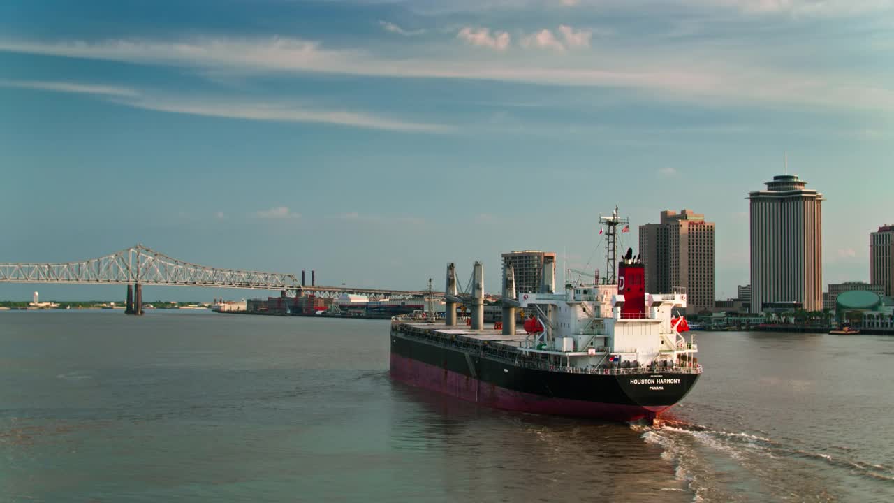 无人机跟踪散装货船沿密西西比河经过新奥尔良视频下载