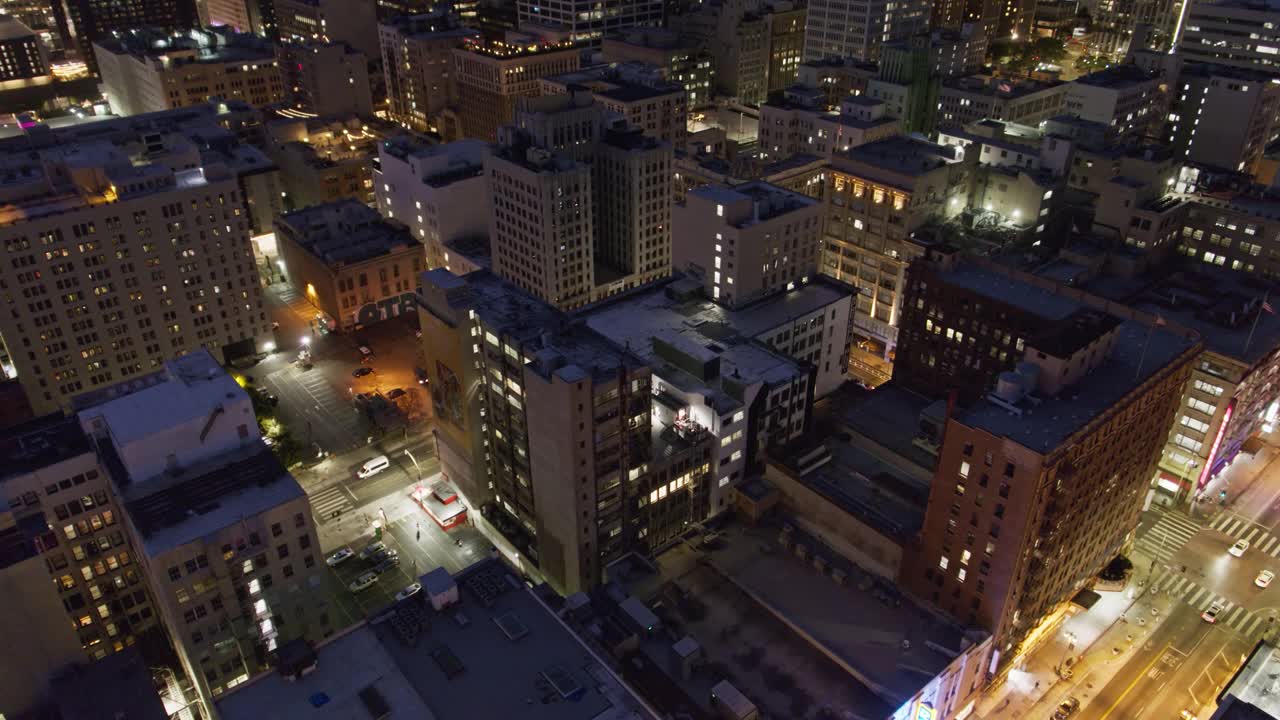 向上倾斜的无人机拍摄的洛杉矶市中心在黄昏视频素材