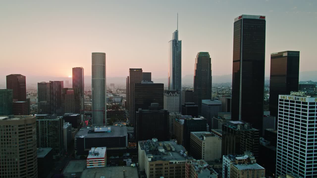 黄昏时分，反向无人机飞过洛杉矶市中心视频素材