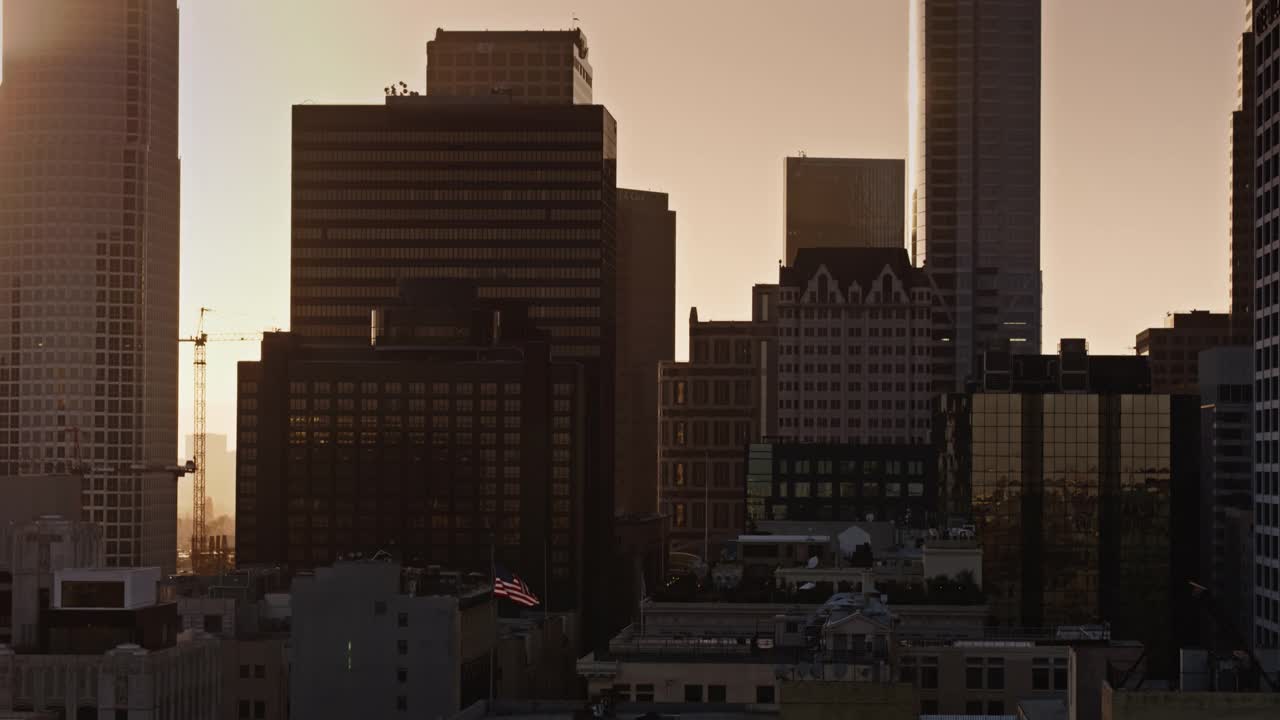 日落背后的洛杉矶市区办公大楼-天线视频素材
