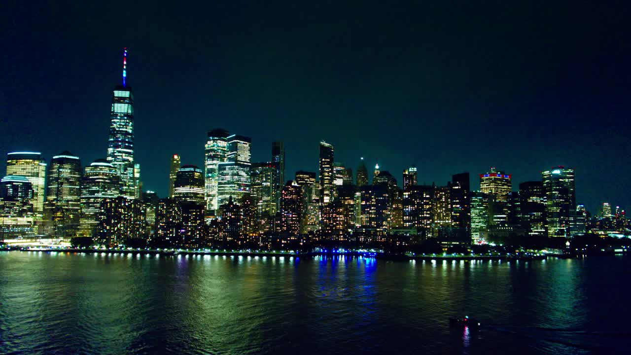 船接近曼哈顿下城在夜间-航拍视频下载