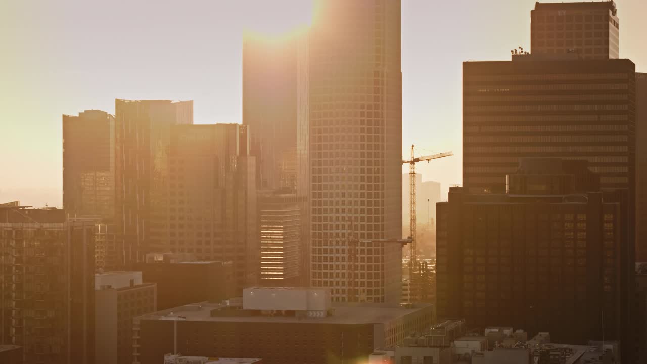 静态无人机拍摄的酒店和办公大楼在洛杉矶市中心日落视频素材