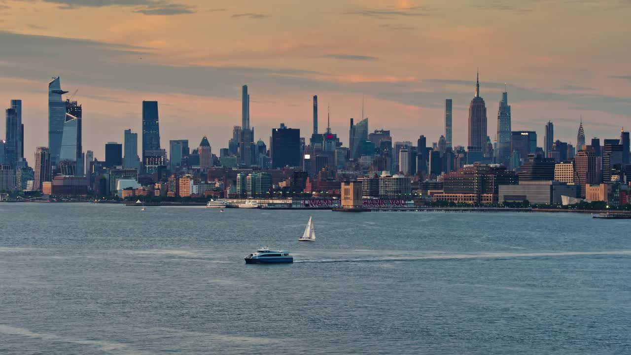 无人机拍摄的哈德逊渡口，曼哈顿在后面视频下载