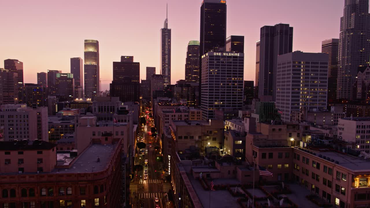 黄昏时分，无人机在洛杉矶市中心第七街上空飞行视频素材